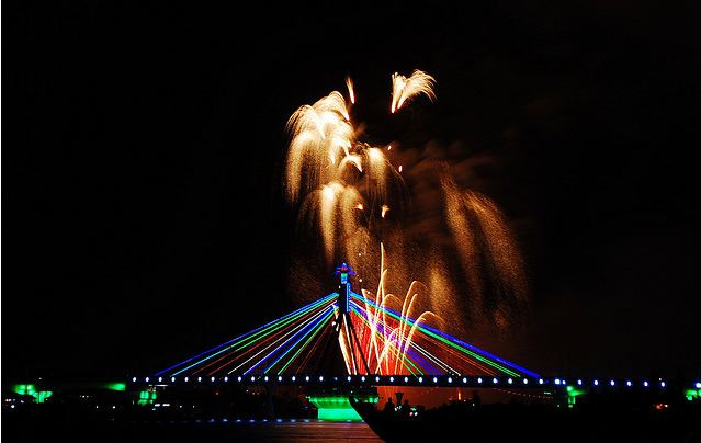 Mặt cầu quay sông Hàn và những khoảng trống dọc hai bên bờ sông là điểm đứng xem pháo hoa miễn phí tuyệt vời nhất.