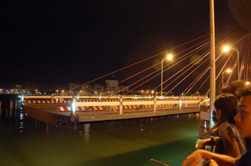 Cầu sông Hàn quay