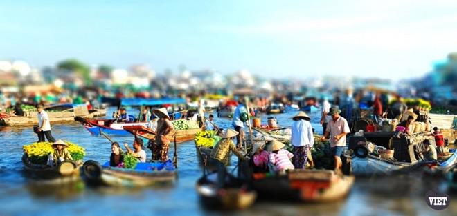 Chợ nổi Cái Răng bày bán thực phẩm tươi ngon, chủ yếu là hoa quả miền Nam Bộ.