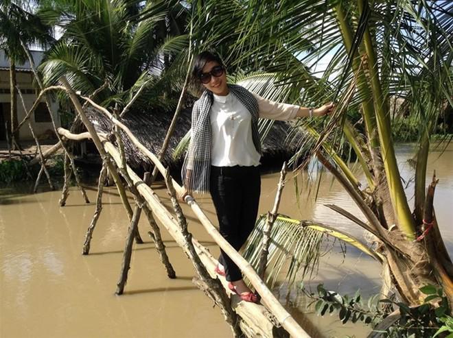 Cây cầu khỉ thân thuộc với người dân vùng sông nước miền Tây.