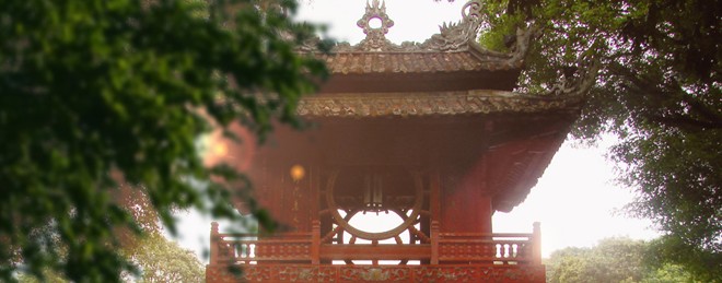 Cổng Văn Miếu, một trong những biểu tượng của thủ đô Hà Nội, xuất hiện trong clip với vẻ đẹp cổ kính, trầm mặc.
