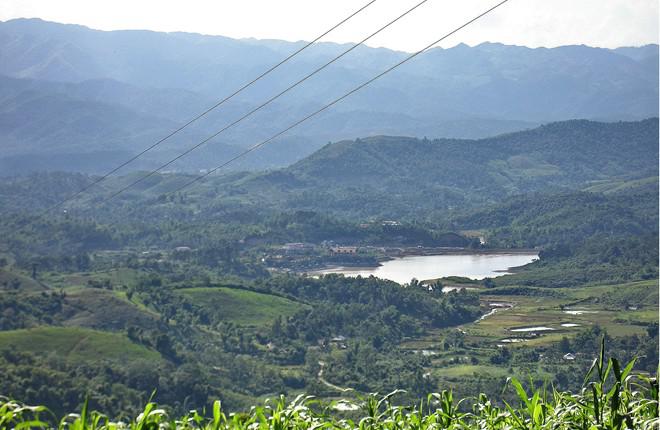 11. Hồ Pá Khoang, Điện Biên: Hồ Pá Khoang nằm cách thành phố Điện Biên Phủ gần 20 km, thuộc địa phận xã Mường Phăng, tỉnh Điện Biên. Hồ có một thảm thực vật rất phong phú, khí hậu trong lành mát mẻ quanh năm, bao quanh hồ là những khu rừng nguyên sinh và hoa phong lan tuyệt đẹp. Chính những ưu ái đó mà hồ Pá Khoang hiện trở thành một điểm đến hấp dẫn du khách tới nghỉ dưỡng tham quan, cắm trại. Những khu nghỉ dưỡng tại hồ cũng có nhiều hình thức giải trí lý thú cho các hộ gia đình như câu cá, chèo thuyền, thưởng thức đặc sản địa phương... Ảnh: Vietnamtourism.