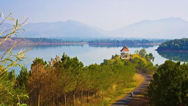 13. Hồ Tơ Nưng, Gia Lai: Hồ Tơ Nưng còn được gọi là biển Hồ, nằm cách trung tâm thành phố Pleiku 6 km. Biển Hồ vốn là một miệng núi lửa đã ngừng hoạt động hàng triệu năm, có diện tích 230 ha. Phong cảnh xung quanh hồ rất đa dạng đặc sắc, với những cánh rừng chập chùng, những ngọn đồi uốn lượn, cùng rất nhiều loài hoa và chim chóc. Được ví như hạt ngọc của Pleiku, biển Hồ thu hút du khách không chỉ vì độ cao trên 1000 mét so với mực nước biển, những khu nghỉ dưỡng vui chơi giải trí đa dạng, những đồi cà phê bạt ngàn xung quanh, cùng những đặc sản hiểm có của núi rừng Tây Nguyên. Ảnh: Baobaovephapluat.vn.