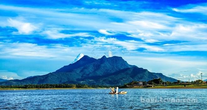 2. Hồ Suối Hai, Ba Vì: Hồ Suối Hai hiện đang trở thành một địa điểm thu hút du khách, nằm dưới chân núi Ba Vì cách Hà Nội 70 km. Trong lòng hồ có 14 hòn đảo lớn nhỏ với diện tích 90 ha. Bạn có thể thăm thú mặt hồ bằng thuyền nhỏ, tham quan các hòn đảo, những vườn cây ăn quả ven hồ. Tại đây cũng có nhiều loài chim tới sinh sống khiến phong cảnh thiên nhiên nơi đây trở nên đa dạng hơn. Ngoài ra, bạn còn có thể lựa chọn khu nghỉ dưỡng Suối Hai với nhiều dịch vụ chất lượng.. Ảnh: Bavi.tcvnn.