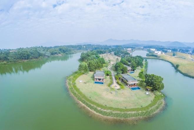 3. Hồ Đại Lải, Vĩnh Phúc: Hồ Đại Lải là một hồ nước nhân tạo nổi tiếng của tỉnh Vĩnh Phúc, thuộc địa phận xã Phúc Yên, cách Hà Nội 50 km. Từ lâu hồ Đại Lải đã trở thành điểm đến nổi tiếng với những người muốn nghỉ dưỡng, vui chơi cho dù là mùa đông hay mùa hè. Cũng bởi khí hậu tại Đại Lải mát mẻ quanh năm, cộng thêm hệ thống resort sang trọng với nhiều chương trình vui chơi giải trí khiến du khách luôn cảm thấy hài lòng. Ảnh: Resort.flamingodailai.com.