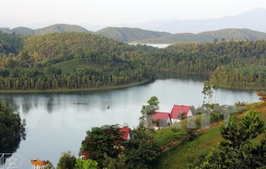 5. Hồ Thác Bà, Yên Bái: Cách Hà Nội 160 km về phía Tây Bắc, hồ Thác Bà là một trong ba hồ nước nhân tạo lớn nhất Việt Nam. Hồ bao gồm hơn 1300 hòn đảo lớn nhỏ cùng rất nhiều hang động tuyệt đẹp và những ngọn núi hùng vĩ bao quanh, bạn sẽ mất nhiều thời gian nếu muốn khám phá hết vẻ đẹp nơi đây. Du khách tới đây có nhiều lựa chọn nghỉ dưỡng như câu cá, khám phá mặt hồ trên thuyền, ghé thăm làng văn hóa ven hồ để tìm hiểu nét văn hóa của những dân tộc tiểu số xung quanh. Ảnh: Vietnamplus.