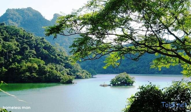 6. Hồ Ba Bể, Bắc Kạn: Hồ Ba Bể là hồ nước ngọt tự nhiên lớn nhất tại Việt Nam và cũng nằm trong số những hồ nước lớn nhất trên thế giới. Hệ sinh thái, động thực vật ở hồ Ba Bể hết sức đa dạng, phong cảnh đẹp như tranh vẽ với núi rừng, thác nước, sông suối bao quanh. Hiện nay, hồ đã trở thành một khu di tích quốc gia, điểm đến hấp dẫn với nhiều du khách trong và ngoài nước. Tới đây bạn nên khám phá phong cảnh thiên nhiên thơ mộng bằng cách xuôi theo dòng sông Năng, tham quan động Puông hay những dòng thác hùng vĩ ở thượng nguồn. Ảnh: Toidi.net.