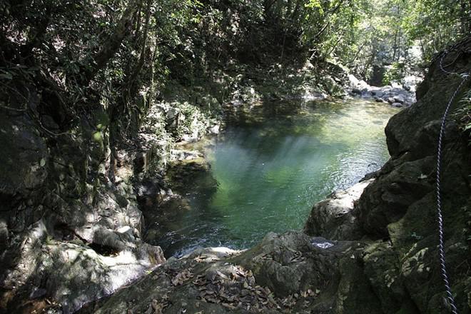 7. Ngũ Hồ, vườn quốc gia Bạch Mã, Huế: Ngũ Hồ xứng đáng là một kỳ quan thiên nhiên, nằm trong vườn quốc gia Bạch Mã, nơi có hệ động thực vật cùng phong cảnh thiên nhiên hết sức đa dạng và thu hút. Tham quan khám phá Ngũ Hồ, cũng là chiêm ngưỡng dòng chảy kỳ vĩ qua từng thang bậc của núi rừng, mà cuối của những bậc thang ấy là một ngọn tháp hùng vĩ cao tới 300m. Bạn nên tới đây vào thời điểm đầu mùa xuân, mùa của trăm hoa đua nở, khi ấy cả Ngũ Hồ hay vườn Bạch Mã đều phủ sắc hoa tuyệt đẹp, đặc biệt là sắc đỏ thắm của hoa đỗ quyên. Ảnh: Bantroimt.