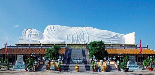 Chùa Khánh Hội với kiến trúc tượng Phật nằm nổi tiếng ở Bình Dương. Ảnh: Vntrip.