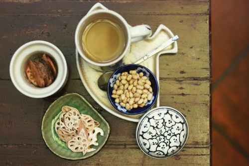 Các loại nước, thức ăn dân gian của quán sẽ mang đến cho bạn cảm giác lạ miệng như trà củ năng, sữa mè đen, nước sake... Ảnh: Đức Thành