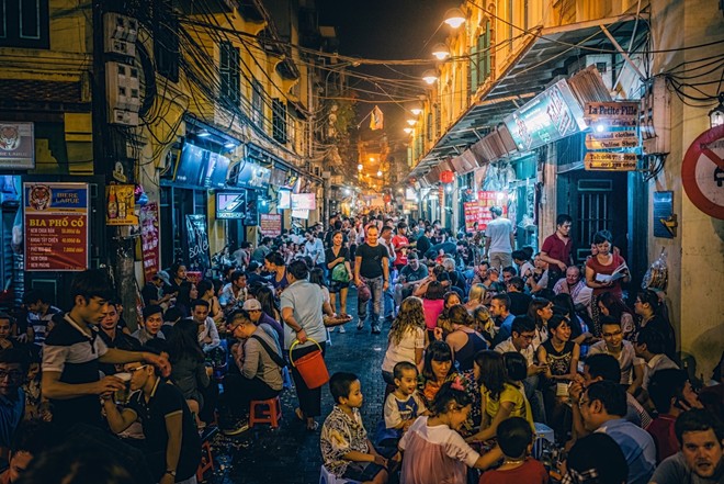 <strong>Phố Tây ở Hà Nội:</strong> Nhắc đến con phố này tại Hà Nội, người ta nhớ ngay Tạ Hiện, một trong những con phố nổi tiếng của phố cổ. Khách đến Tạ Hiện đa phần là dân du lịch bụi đến từ nhiều nơi trên thế giới. Thú vui của các du khách tại đây là sau khi đi bộ khám phá phố cổ, tạt vào một quán bia ven đường, vừa uống bia, vừa ngắm người qua lại. Ảnh: Trover.