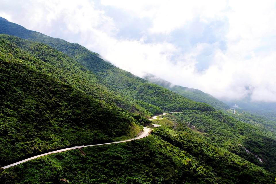Đèo vắt qua núi như một con trăn khổng lồ.