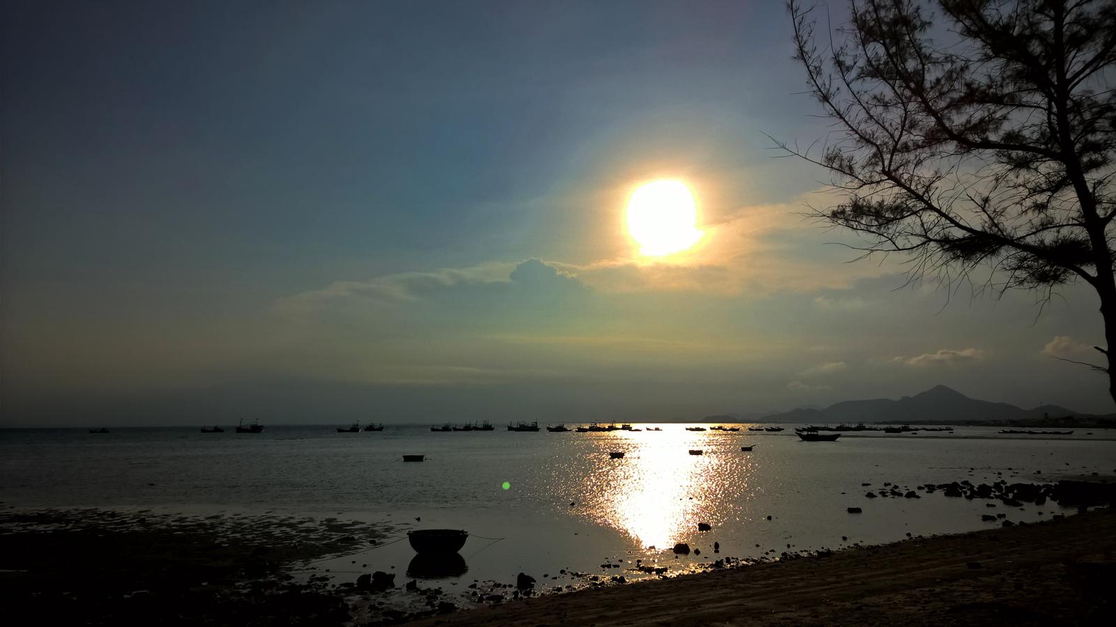 Hoàng hôn trên bãi đá tổ ong