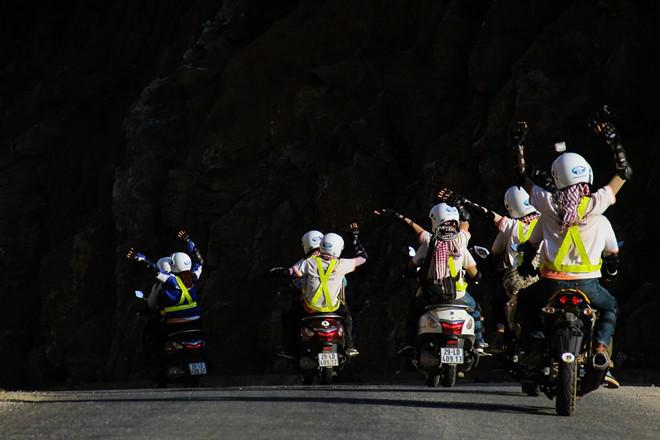 Hà Giang là cung đường phượt với những khúc quanh co khúc khuỷu và khó khăn. Những khoảnh khắc đùa vui dọc đường làm cho chuyến hành trình bớt căng thẳng và mệt mỏi.