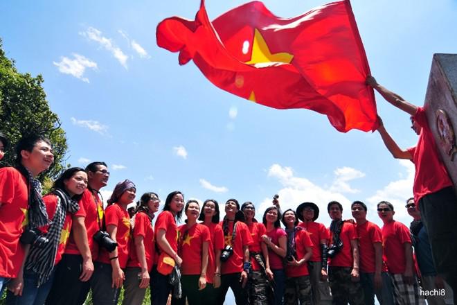 Lá cờ tổ quốc tung bay trên cột mốc biên giới A Pa Chải Việt Nam - Trung Quốc - Lào.