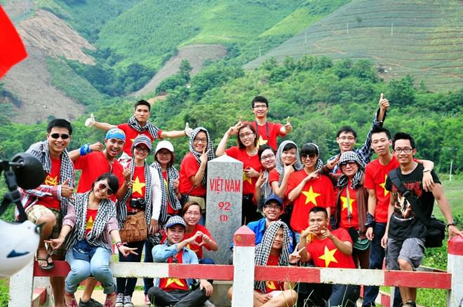 Các bạn trẻ thể hiện tình cảm yêu đất nước khi đến thăm mốc giới 92(1) nơi con sông Hồng chảy vào đất Việt tại Lủng Pô, Bát Xát, Lào Cai.