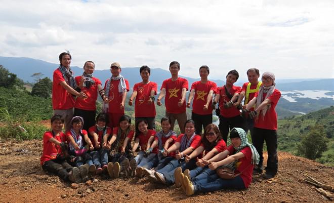 Thể hiện tinh thần đoàn kết trong một hành trình khám phá hồ Tà Đùng - nơi mệnh danh Hạ Long trên cạn của Tây Nguyên.