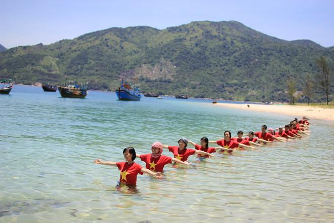 Các bạn trẻ thể hiện tình yêu nước tại Hòn Nưa, ranh giới của hai tỉnh Khánh Hòa và Phú Yên trong hành trinh chinh phục cực Đông.
