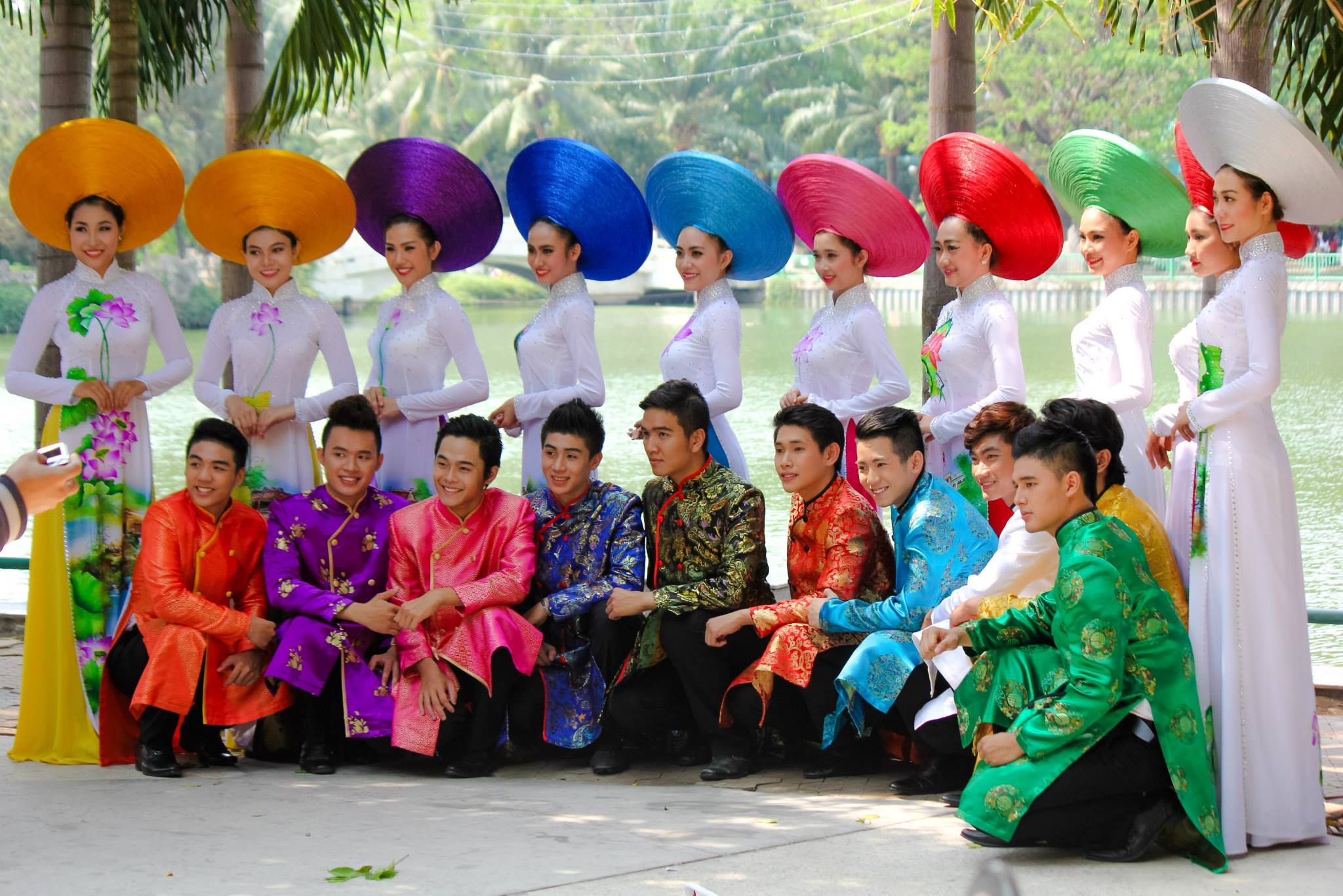 Các thí sinh tham dự cuộc thi "Duyên dáng áo dài". Ảnh: lehoiaodaitphcm