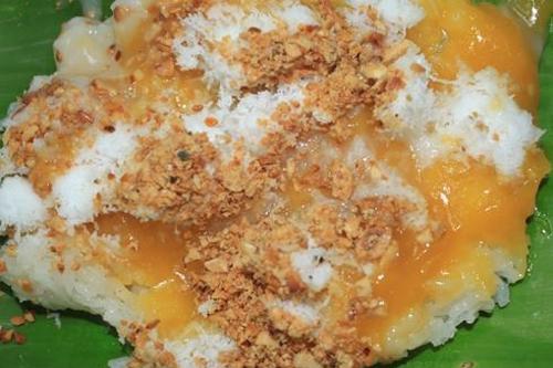 Nhiều người làm đêm thường chọn món xôi chắc bụng. Ảnh: nhatrangclub.