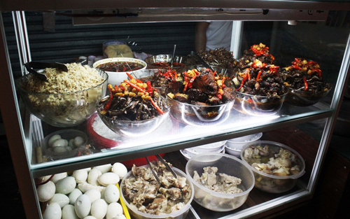 Cháo ăn cùng nhiều thành phần khác nhau. Ảnh: nguyenduyduong.