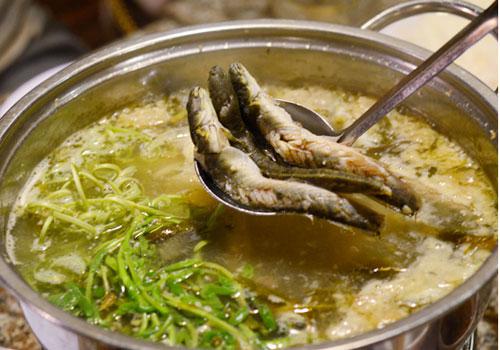 Lẩu cá kèo với vị chua chua của lá giang rất hấp dẫn thực khách. Ảnh: Nguyên Chi