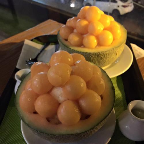 Bingsu dưa lưới: Những viên dưa lưới được nạo tròn vo và đặt vào trong quả dưa, bên dưới là lớp kem tươi hoặc đá bào hấp dẫn mang đến cảm giác mát lạnh cho thực khách. Với giá 180.000 đồng một trái, món này trong năm qua đã được rất nhiều bạn trẻ yêu thích. Khi ăn, bạn sẽ ăn viên dưa lưới giòn giòn, kèm thêm chút kem và sữa đặc ở bên trên.