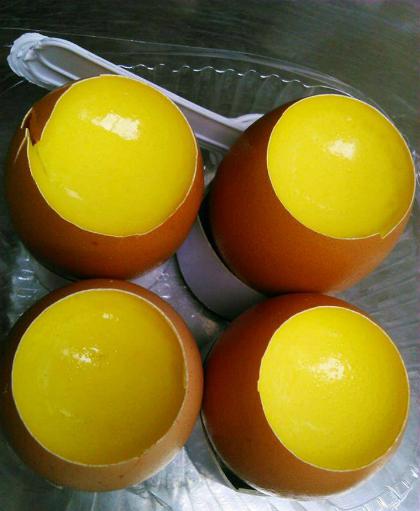 Bánh flan quả trứng: Trong năm qua, có một loại bánh mới đã xuất hiện, đó chính là flan quả trứng có màu vàng tươi và vị béo thơm ngon. Bánh flan được đặt khéo léo vào vỏ trứng, khi ăn bạn chỉ việc dùng muỗng múc một miếng nhỏ và cho vào miệng. Bánh thường có thêm chút cà phê để tăng thêm vị, nhưng bánh flan quả trứng chỉ ăn không đơn giản. Giá một quả trứng bánh flan là 8.000 đồng.