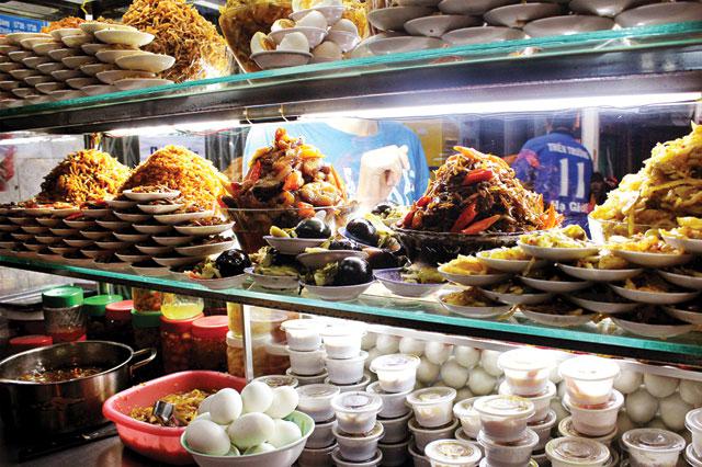 Cháo trắng với hàng chục món mặn ăn kèm