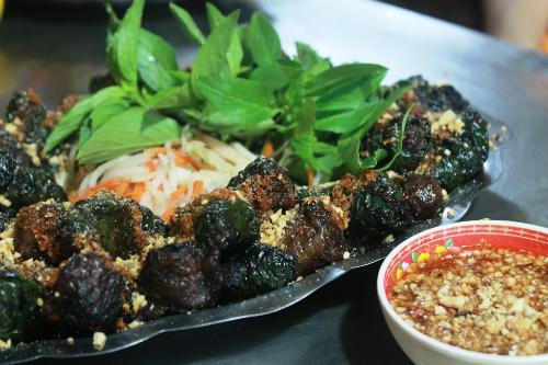 Bò lá lốt hấp dẫn cuốn bánh tráng và rau chấm với mắm. Ảnh: Minh Thùy