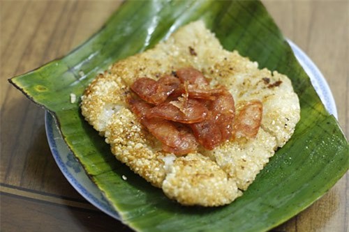 Xôi rán được bọc trong lá chuối, bình dị mà thân thương. Ảnh: Holy.