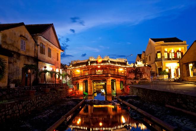 Món ăn của Đà Nẵng cũng gần như hội tụ tinh hoa ẩm thực miền Trung như bánh mì, mì Quảng, cao lầu, bánh chén... Ảnh: Indochinadiscovery.