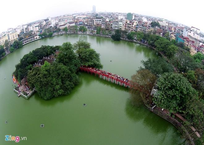 Hà Nội - thành phố du lịch trung chuyển: Hà Nội đẹp với Hồ Gươm, hồ Tây, cầu Thê Húc... hấp dẫn với những món ăn ngon song các điểm tham quan khá đơn điệu, mang đến cảm giác hụt hẫng cho du khách, nhất là những ai có kế hoạch cho chuyến đi dài ngày. Ảnh: Hoàng Hà - Tuấn Mark.