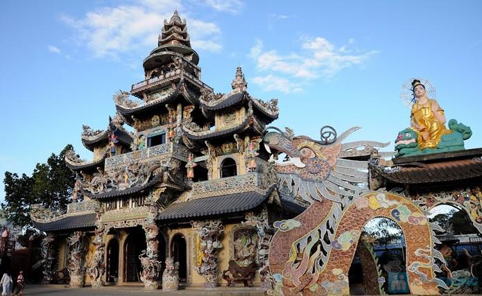 Chùa Linh Phước hay còn gọi là chùa Ve Chai - điểm đến không thể bỏ qua khi đến du lịch Đà Lạt. Nơi hình tượng rồng được khắc họa bởi 12.000 vỏ chai.