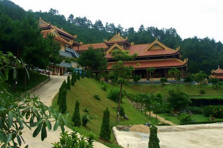 Thiền viện Trúc Lâm, nơi giao hòa độc đáo giữa cảnh sắc thiên nhiên và chốn phật pháp.