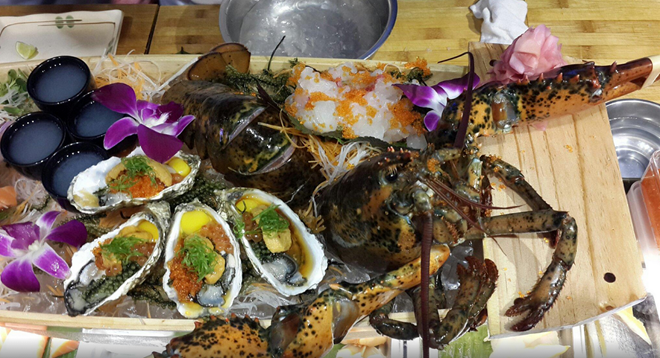 Ichiban Sushi Vietnam (Bến Thành, quận 1): Sushi và hải sản ở nhà hàng này rất tươi ngon, được chế biến vừa miệng. Giá cả ở đây khá cao nhưng tương xứng với chất lượng đồ ăn và phục vụ.