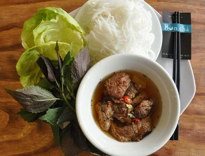 Bún chả Bùi Viện (Phạm Ngũ Lão, quận 1): Quán ăn khá nhỏ này được nhiều du khách nước ngoài đánh giá là “có khả năng gây nghiện”, với giá cả hợp túi tiền và chất lượng đồ ăn tốt. Nhiều người không ngại bỏ công chờ đợi để được thưởng thức những miếng chả nướng thơm phức cùng nước mắm chua ngọt.