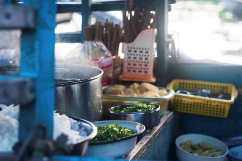 Với du khách, thưởng thức một tô hủ tiếu hay bánh canh trên chợ nổi Cái Răng là một phần không thể thiếu cho trải nghiệm. Những ghe thuyền bán đồ ăn thường có một khoang nhỏ đặt nồi nước dùng đang bốc hơi nghi ngút thơm lừng, bên cạnh các rổ đựng rau sống, bún và các nguyên liệu khác.