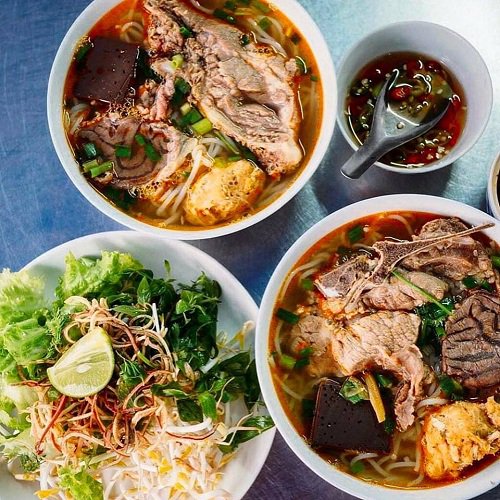 Nước dùng có vị ngọt thanh và bắt mắt với màu đỏ của sa tế. Ảnh: Quán Cẩm.