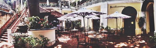 Được biết đến với tên gọi "Quán ăn dưới bóng hoàng lan", Le Ciné là nơi giao thoa giữa không gian biệt thự cổ đậm chất Pháp với nét văn hóa truyền thống Hà Nội.