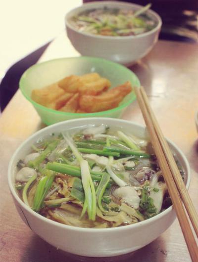 Bạn có thể gọi thêm quẩy giòn để ăn kèm. Ảnh: Lý Vinh