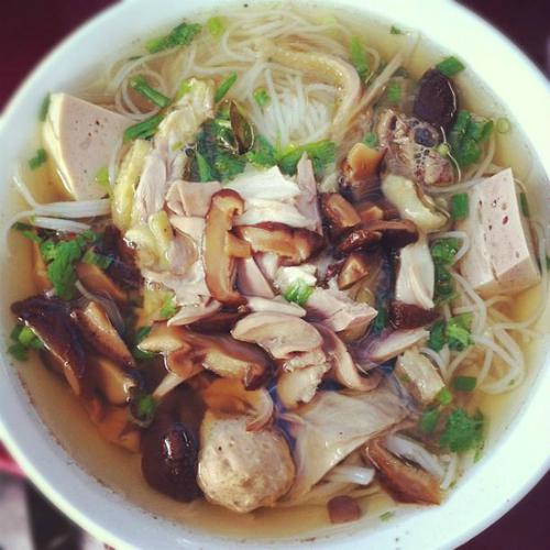 Bát bún mọc đầy đặn với chả quế, giò sống, nấm hương và gà xé đầy đủ chất dinh dưỡng. Ảnh: toinayangi