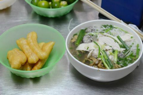 Bún mọc gà ăn kèm theo quẩy. Ảnh: Mèo Ngố