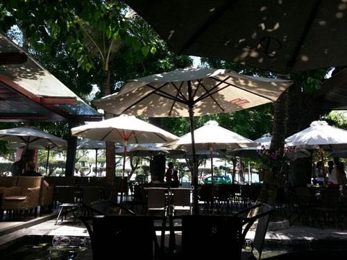 <strong>Paramount Cafe:</strong> Tọa lạc trên đường Trần Phú nên khi tới quán cà phê này, du khách có thể nhâm nhi một ly cappuccino ngọt ngào và ngắm biển Nha Trang. Các khách người nước ngoài yêu thích Paramount không chỉ bởi đồ uống ngon, tầm nhìn đẹp và giá cả dễ chịu mà còn bởi phong cách phục vụ thân thiện, chu đáo.