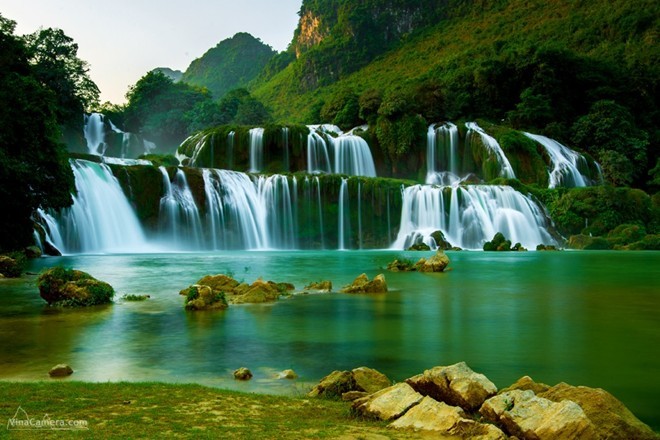 <strong>1. Thác Bản Giốc </strong>cách thị xã Cao Bằng 89 km, nằm ngay trên đường biên giới giữa Việt - Trung. Đây là ngọn thác hùng vĩ nhất Việt Nam. Ảnh: Phương Trần.