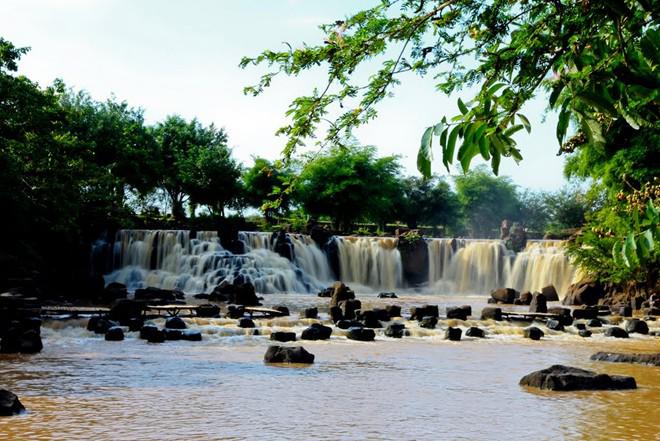 <strong>13. Thác Giang Điền (Đồng Nai) </strong>là một trong những thác nước đẹp của miền Đông Nam Bộ. Không sở hữu chiều cao hùng vĩ, Giang Điền chiều lòng người với màu xanh của cỏ, nước, bầu trời; nét hiền hòa của những dòng suối uốn lượn và niềm vui của việc ngập lặn trong dòng nước. Ảnh: Panoramio.