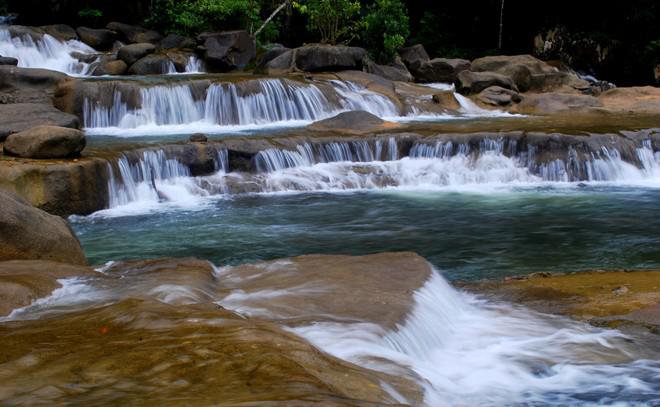 <strong>3. Thác Yang Bay </strong>cách TP. Nha Trang khoảng 45 km. Thác tọa lạc giữa một thung lũng và có độ cao 100 m so với mực nước biển. Đây là điểm du lịch dã ngoại hấp dẫn học sinh, sinh viên địa phương cũng là điểm tham quan không thể bỏ qua của du khách khi đến thành phố này. Ảnh: Vietnamcheapgrouptour.
