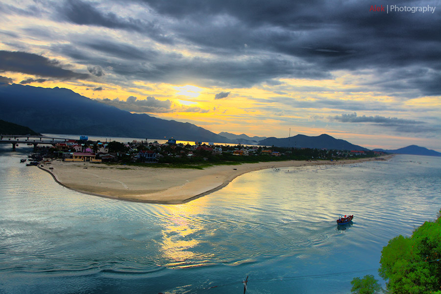 Vịnh Lăng Cô thu hút du khách ngay khi vừa đặt chân đến bởi vẻ đẹp của mình. Ảnh: Alek/flickriver.com
