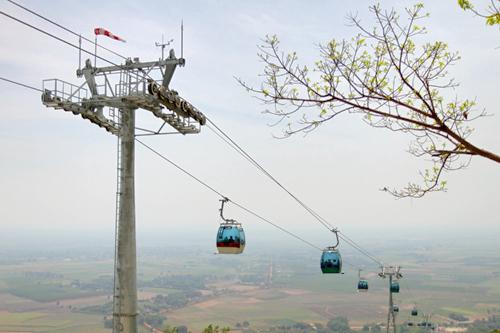 Hệ thống cáp treo trên núi Bà Đen.