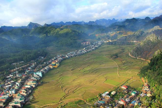 Đồn Cao được xây dựng trên đỉnh núi cao 1.200 m so với mực nước biển. Đứng ở đây có thể bao quát hết toàn cảnh thị trấn Đồng Văn...